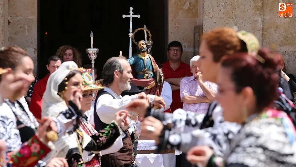 Bailes charros junto a la imagen de San Marcos en las fiestas de Doñinos. Foto de Alberto Martín