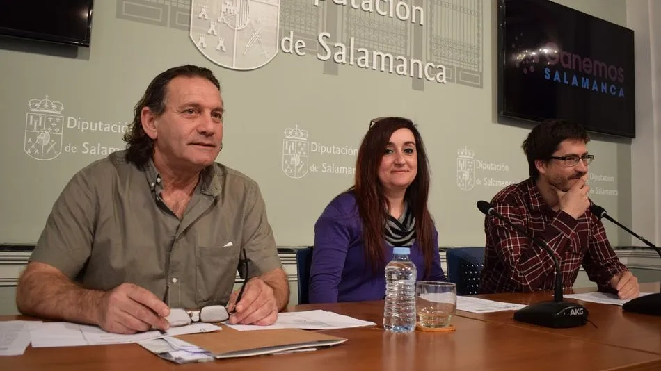 Andrés Vicente Barrado y Pepi Roble, de Somos Santa Marta, y Gabriel de la Mora, diputado de Ganemos