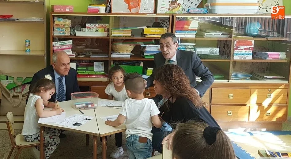 El delegado de la Junta, Bienvenido Mena, y el director provincial de Educación, Ángel Morín, durante su visita al colegio Alfonso X El Sabio