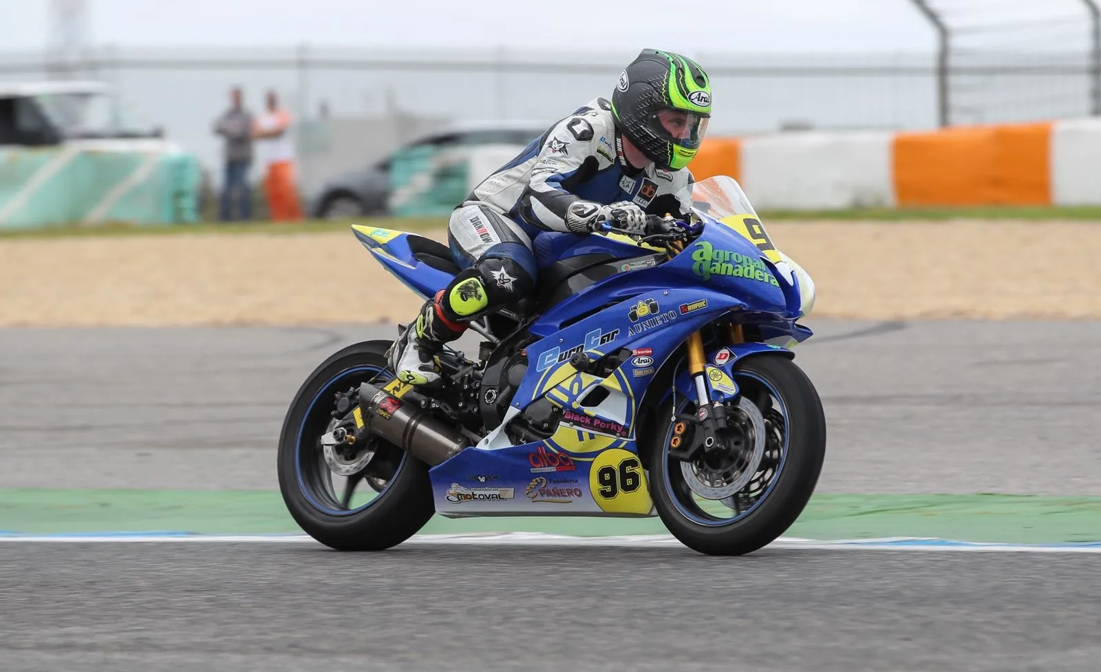 Foto 3 - Merch&aacute;n inicia la Copa Dunlop subiendo al podium