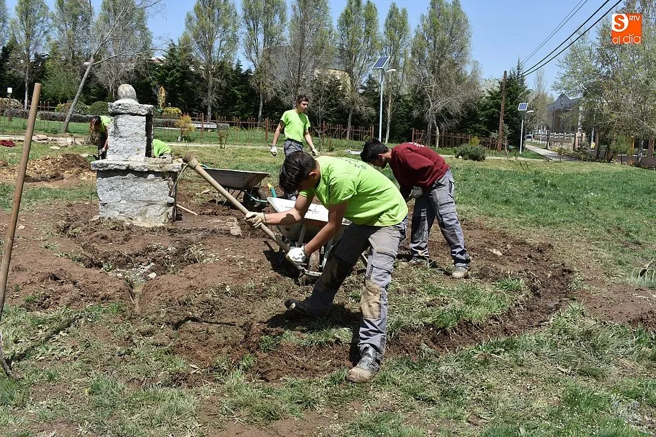 Los alumnos trabajan en la zona de la fuente y la entrada principal en la recta final de la AFE