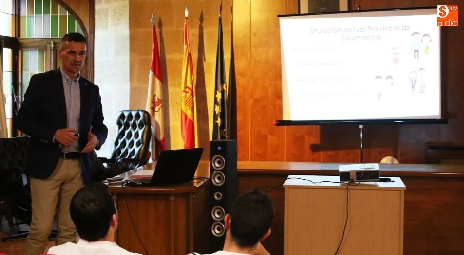 Jesús Luis San Antonio impartió la charla en el salón de plenos