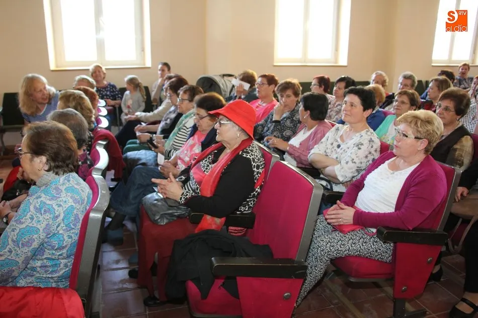 Foto 7 - La Asociaci&oacute;n de Mujeres 'Villa de Lumbrales' dedica el D&iacute;a del Libro a Miguel Hern&aacute;ndez  
