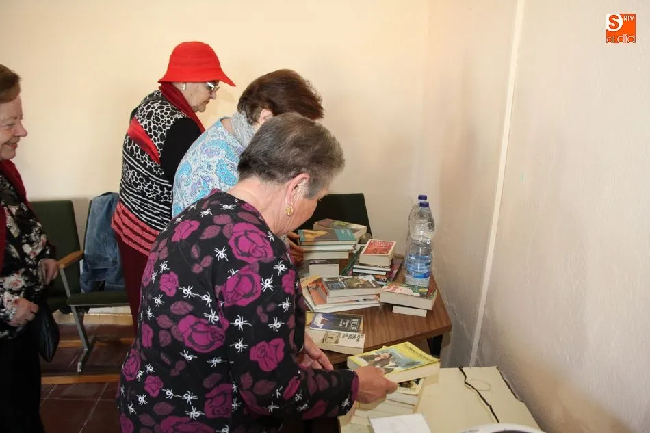 Foto 5 - La Asociaci&oacute;n de Mujeres 'Villa de Lumbrales' dedica el D&iacute;a del Libro a Miguel Hern&aacute;ndez  