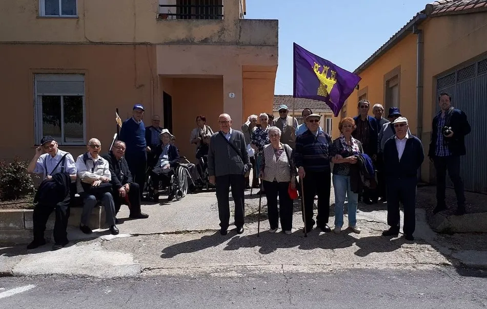 El grupo, ante el museo