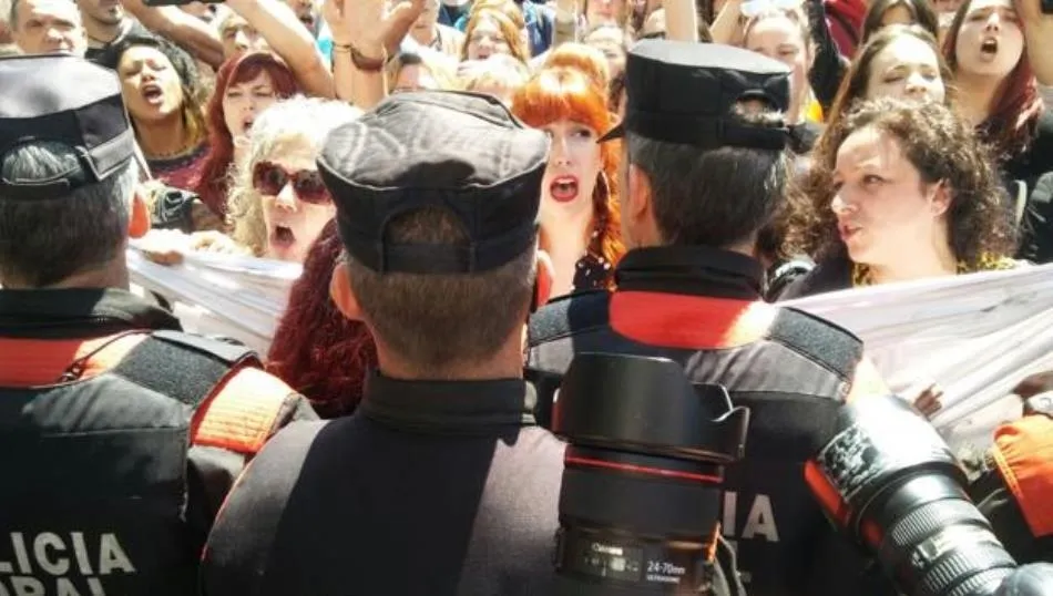 Protestas de mujeres a las puertas de la Audiencia de Navarra. Foto de El Norte de Castilla