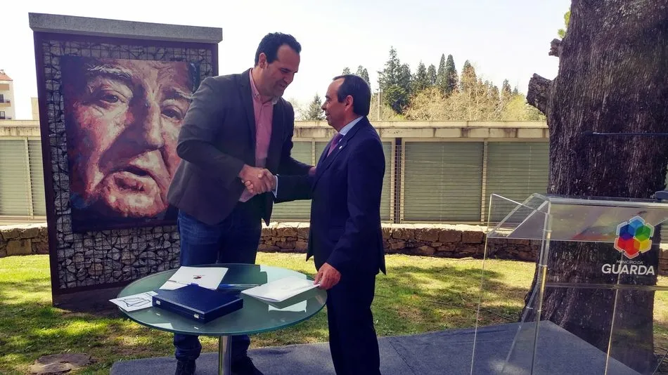 El alcalde, David Mingo, y el presidente de la Cámara de Guarda, Álvaro dos Santos Amaro