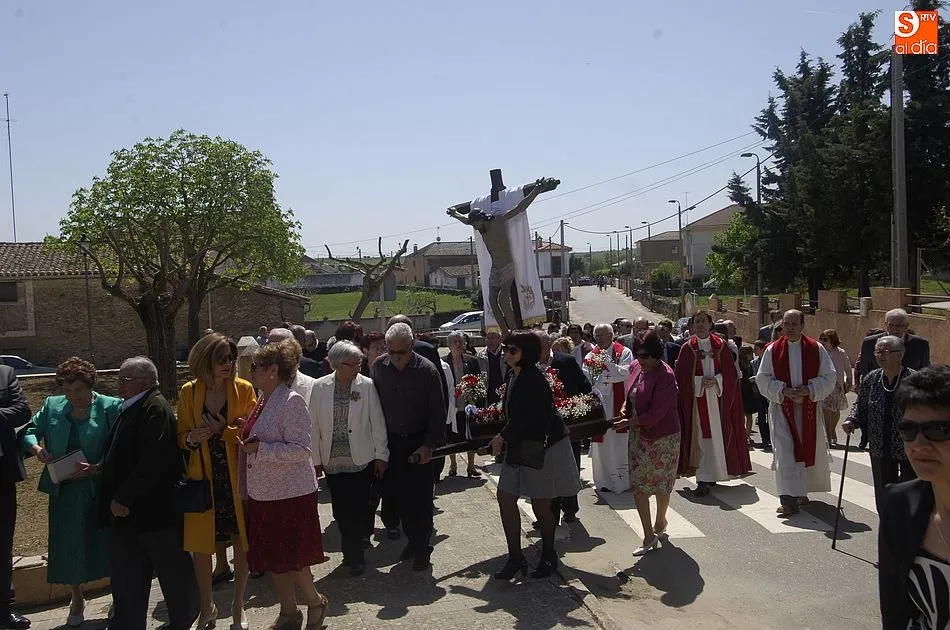Foto 10 - Los vecinos de Gallegos procesionan bajo un sol radiante al Santo Cristo de la Exaltaci&oacute;n  