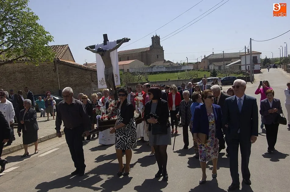 Foto 11 - Los vecinos de Gallegos procesionan bajo un sol radiante al Santo Cristo de la Exaltaci&oacute;n  