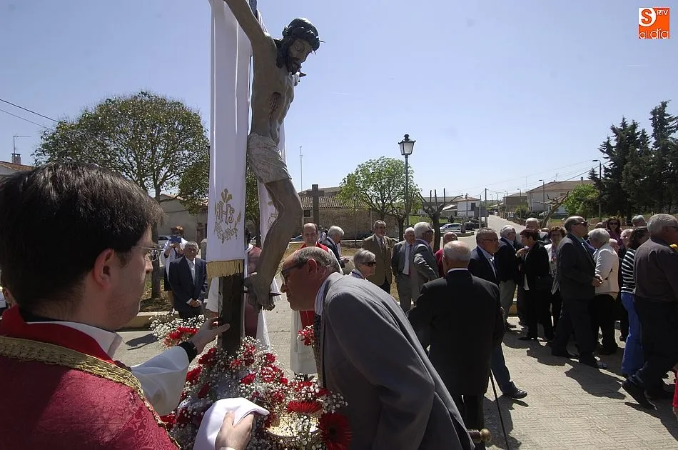 Foto 8 - Los vecinos de Gallegos procesionan bajo un sol radiante al Santo Cristo de la Exaltaci&oacute;n  