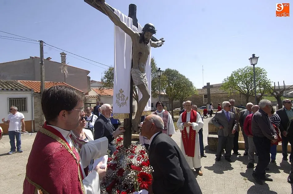 Foto 9 - Los vecinos de Gallegos procesionan bajo un sol radiante al Santo Cristo de la Exaltaci&oacute;n  