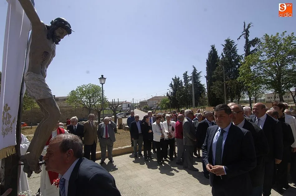 Foto 6 - Los vecinos de Gallegos procesionan bajo un sol radiante al Santo Cristo de la Exaltaci&oacute;n  