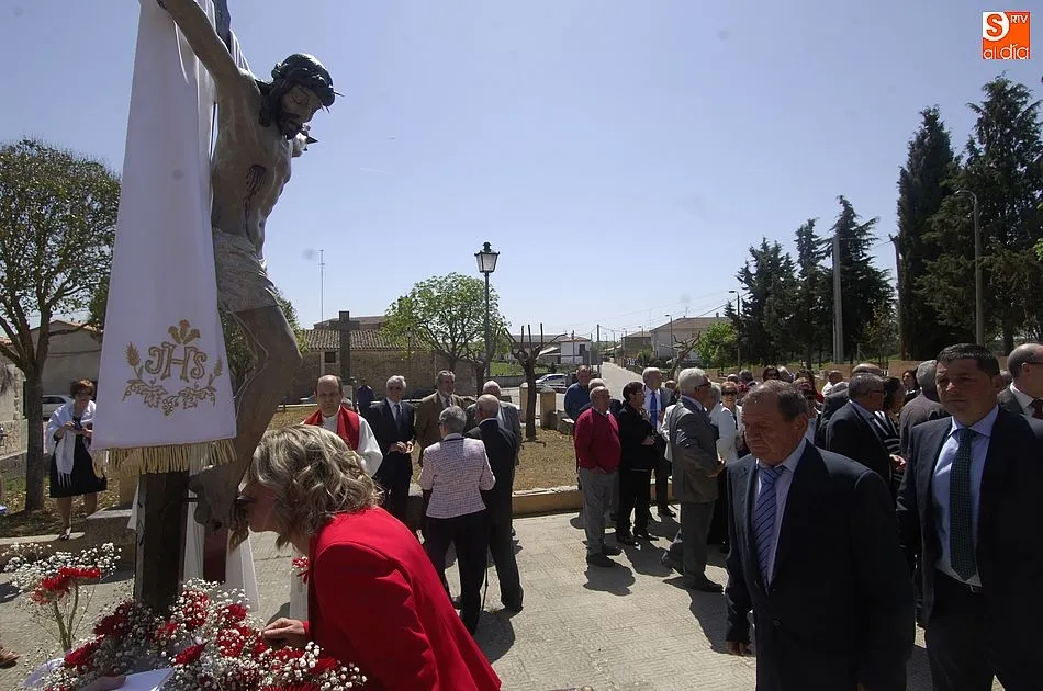 Foto 7 - Los vecinos de Gallegos procesionan bajo un sol radiante al Santo Cristo de la Exaltaci&oacute;n  
