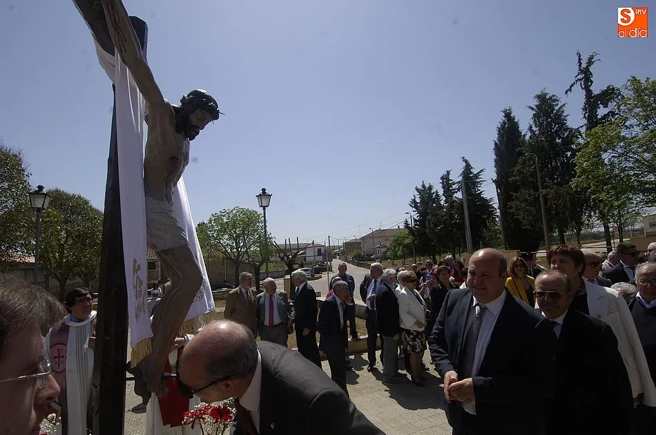 Foto 5 - Los vecinos de Gallegos procesionan bajo un sol radiante al Santo Cristo de la Exaltaci&oacute;n  
