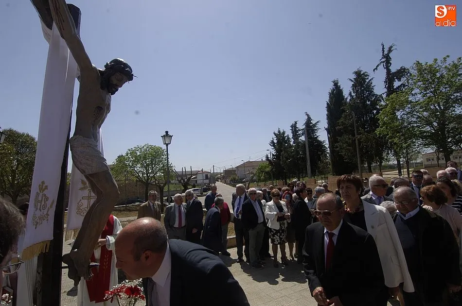 Foto 4 - Los vecinos de Gallegos procesionan bajo un sol radiante al Santo Cristo de la Exaltaci&oacute;n  
