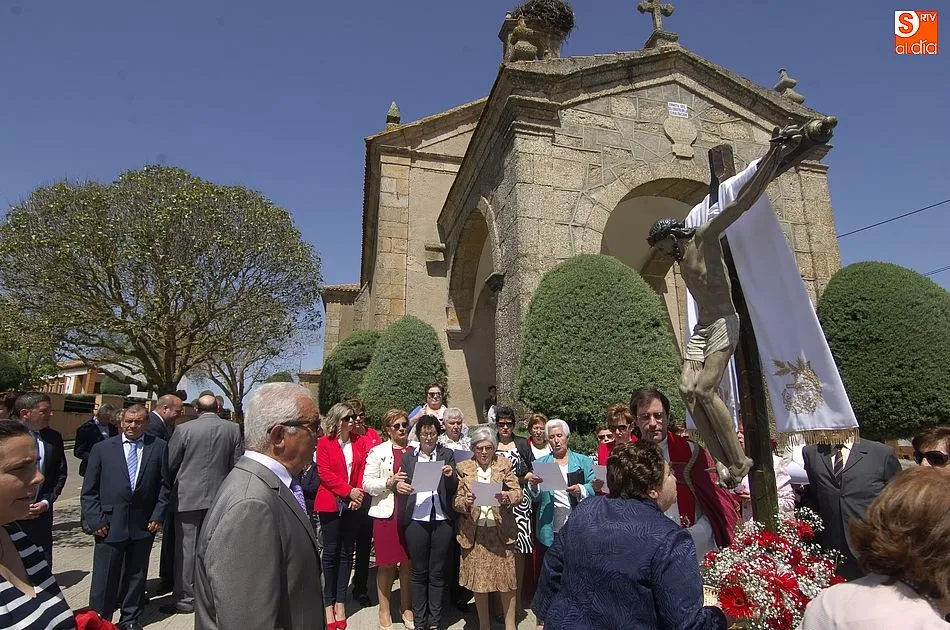 Foto 3 - Los vecinos de Gallegos procesionan bajo un sol radiante al Santo Cristo de la Exaltaci&oacute;n  