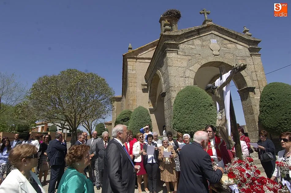 Foto 2 - Los vecinos de Gallegos procesionan bajo un sol radiante al Santo Cristo de la Exaltaci&oacute;n  
