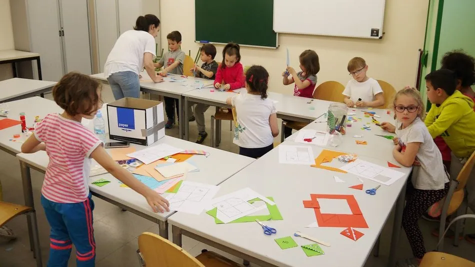 Participantes en el taller de marcapáginas organizado por el Ayuntamiento de Carbajosa