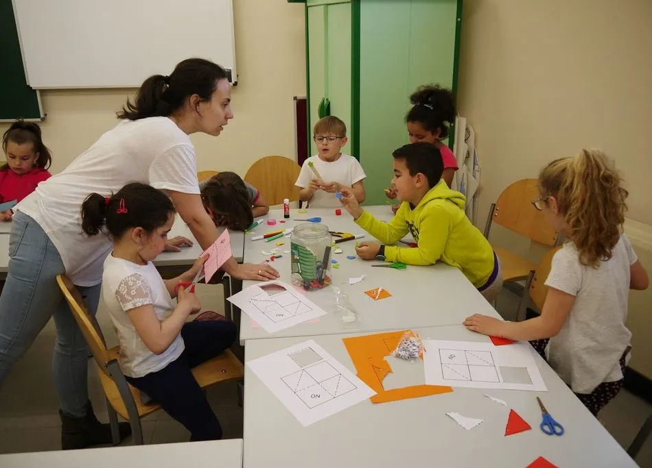 Foto 7 - Los m&aacute;s peque&ntilde;os participan en un divertido taller de marcap&aacute;ginas