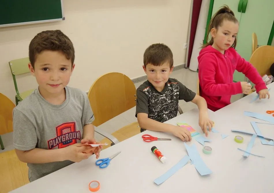 Foto 6 - Los m&aacute;s peque&ntilde;os participan en un divertido taller de marcap&aacute;ginas
