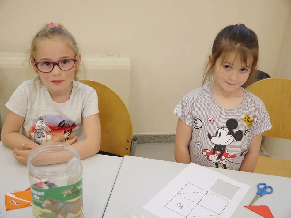 Foto 5 - Los m&aacute;s peque&ntilde;os participan en un divertido taller de marcap&aacute;ginas