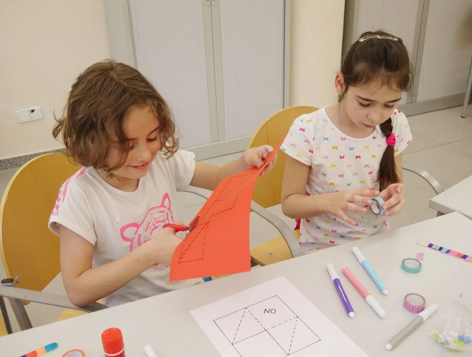Foto 4 - Los m&aacute;s peque&ntilde;os participan en un divertido taller de marcap&aacute;ginas