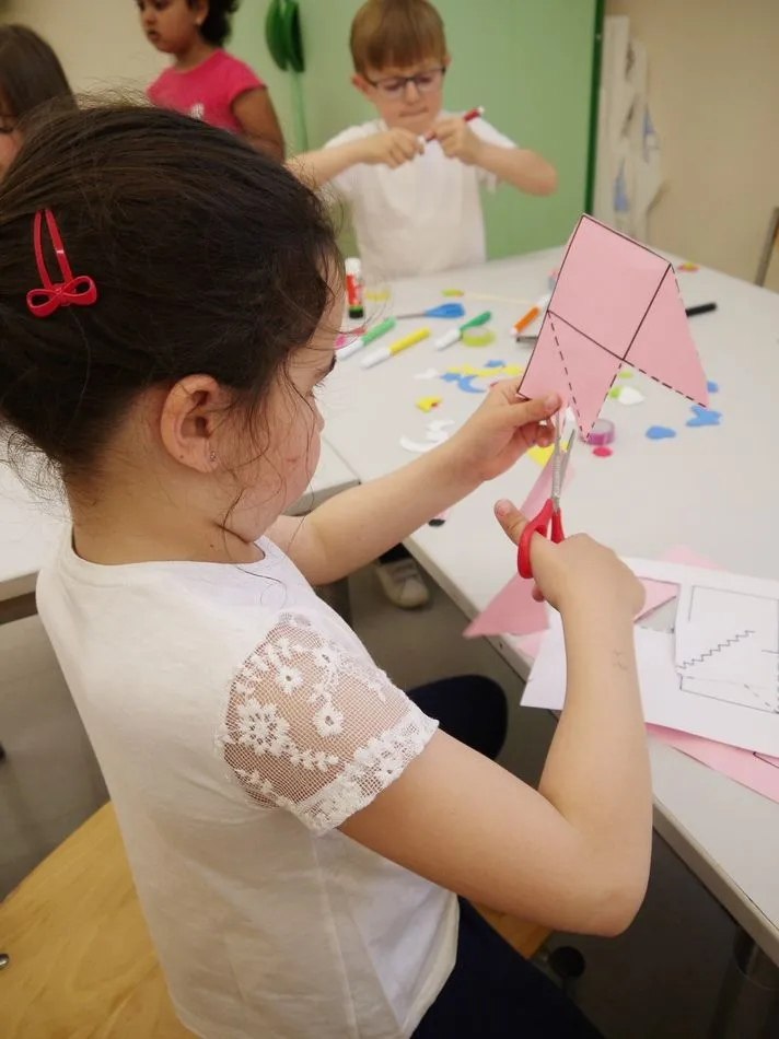 Foto 2 - Los m&aacute;s peque&ntilde;os participan en un divertido taller de marcap&aacute;ginas