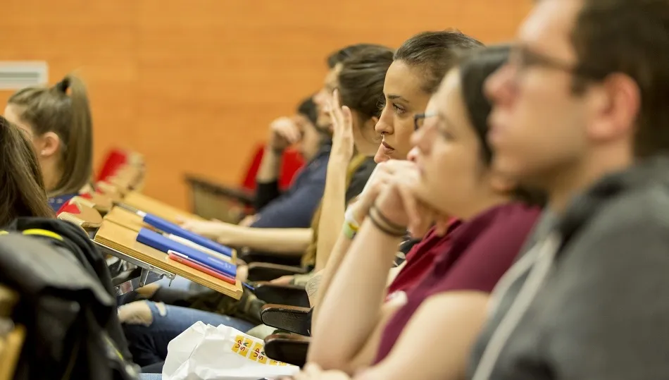 Varios alumnos siguen con atención la ponencia  inaugural.