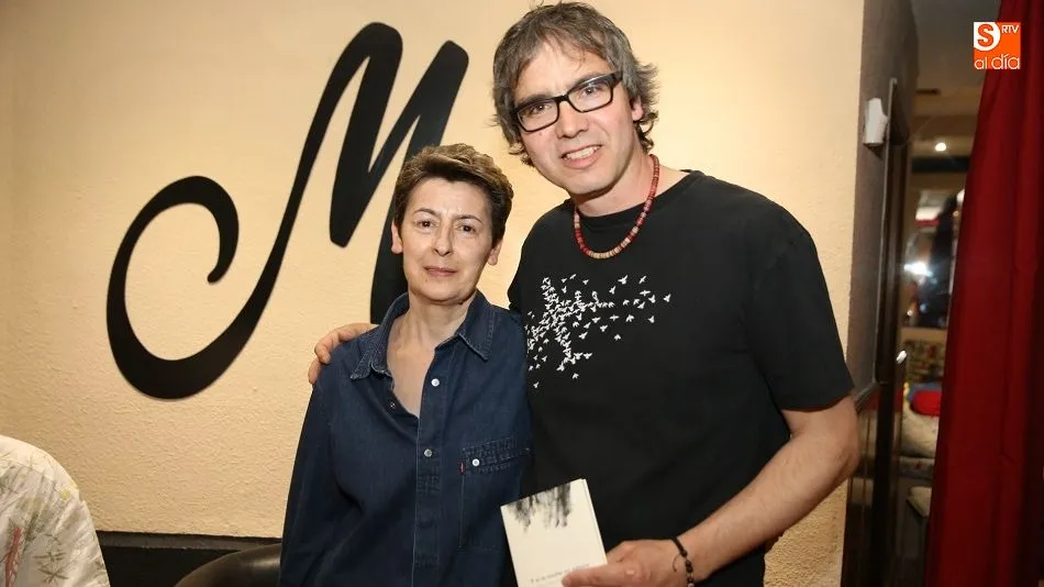 Los autores posan con su obra para SALAMANCArtv AL DIA. Fotos: Alberto Martín