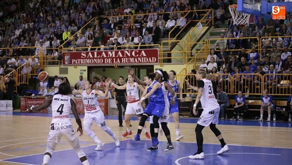 Silvia da un pase rodeada de varias rivales. Fotos: Álex López