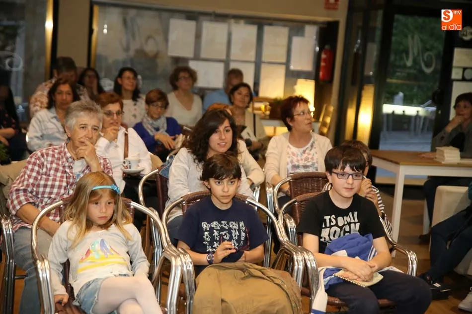 Foto 9 - Charo Ruano, Juanvi S&aacute;nchez y Alejandro Guinaldo, poes&iacute;a a tres manos