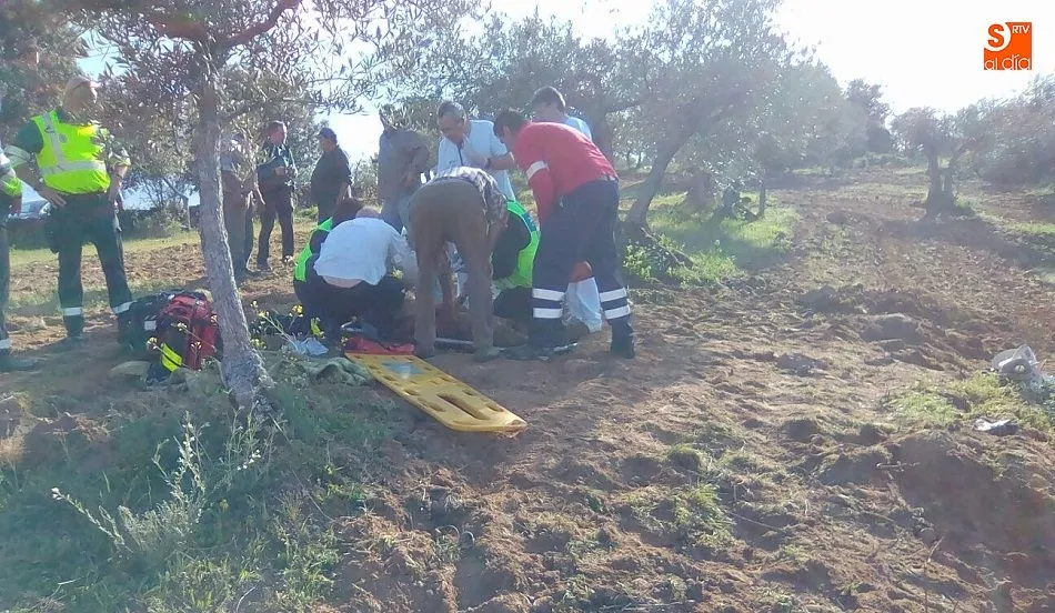 Foto 2 - Herido al volcar su tractor un var&oacute;n de 63 a&ntilde;os en San Felices de los Gallegos