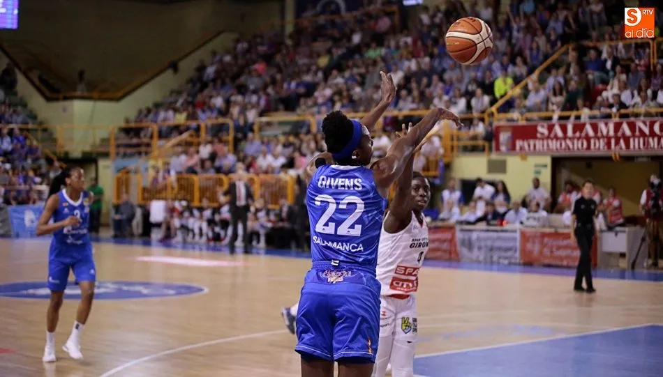 Givens anotó la canasta definitiva