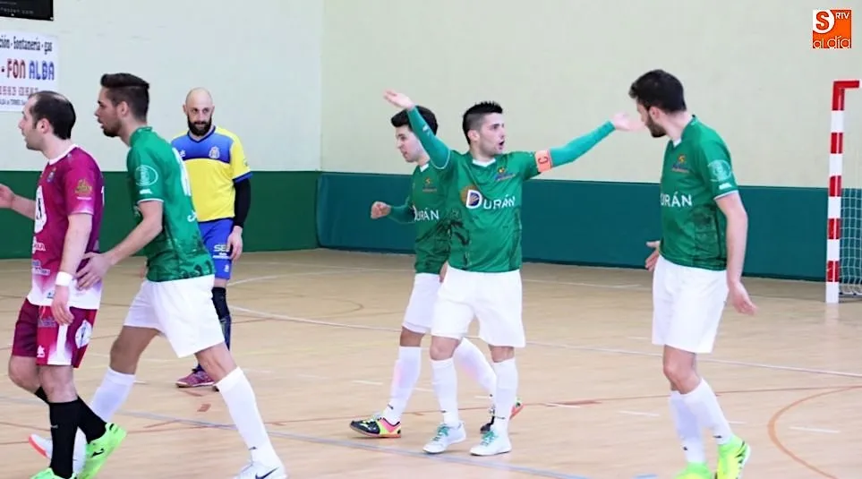 Óscar pide ánimos a la afición durante un partido