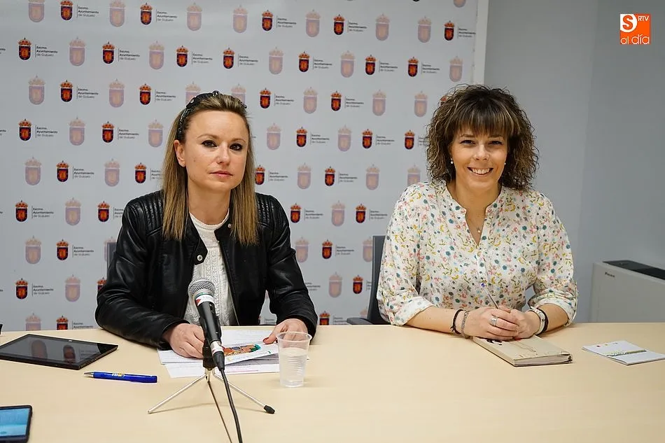 Sandra Méndez, concejala de Turismo, y Mani Benito, técnico del área, presentaron las novedades turísticas de la villa