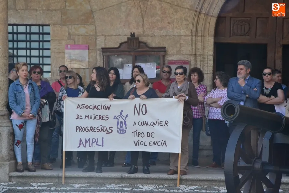 Foto 2 - Un centenar de personas clama en Mir&oacute;briga contra la sentencia a La Manada  