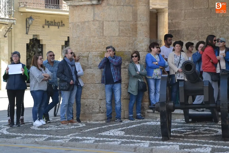 Foto 8 - Un centenar de personas clama en Mir&oacute;briga contra la sentencia a La Manada  
