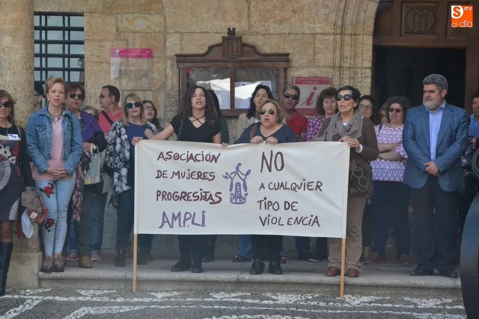 Foto 10 - Un centenar de personas clama en Mir&oacute;briga contra la sentencia a La Manada  
