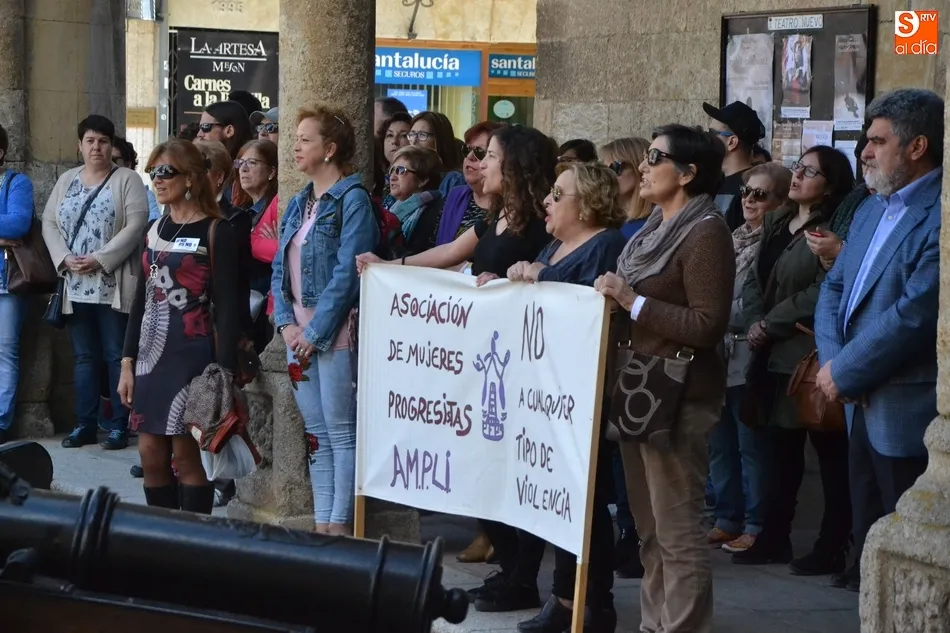 Foto 5 - Un centenar de personas clama en Mir&oacute;briga contra la sentencia a La Manada  