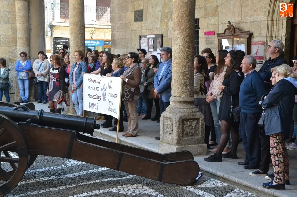 Foto 6 - Un centenar de personas clama en Mir&oacute;briga contra la sentencia a La Manada  