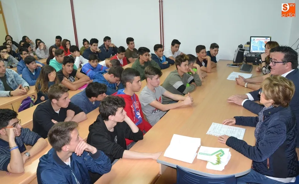 Jóvenes de diversos centros conocen la oferta de Formación Profesional del IES Tierra  