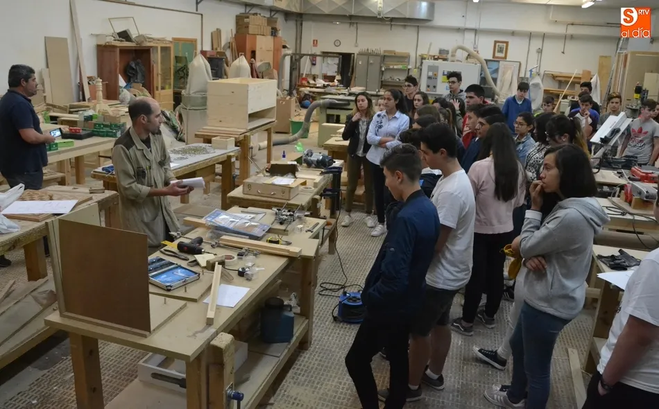 Foto 8 - J&oacute;venes de diversos centros conocen la oferta de Formaci&oacute;n Profesional del IES Tierra  