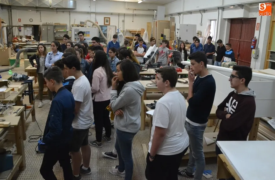 Foto 2 - J&oacute;venes de diversos centros conocen la oferta de Formaci&oacute;n Profesional del IES Tierra  