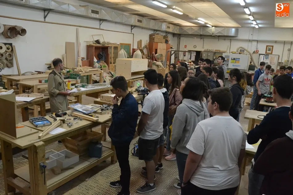 Foto 4 - J&oacute;venes de diversos centros conocen la oferta de Formaci&oacute;n Profesional del IES Tierra  