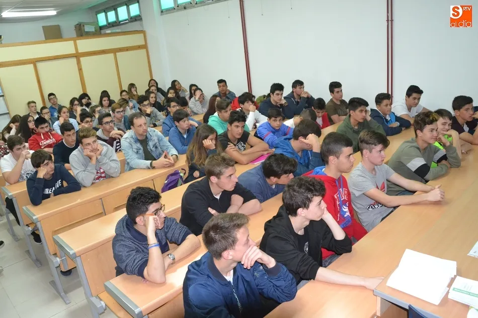 Foto 5 - J&oacute;venes de diversos centros conocen la oferta de Formaci&oacute;n Profesional del IES Tierra  