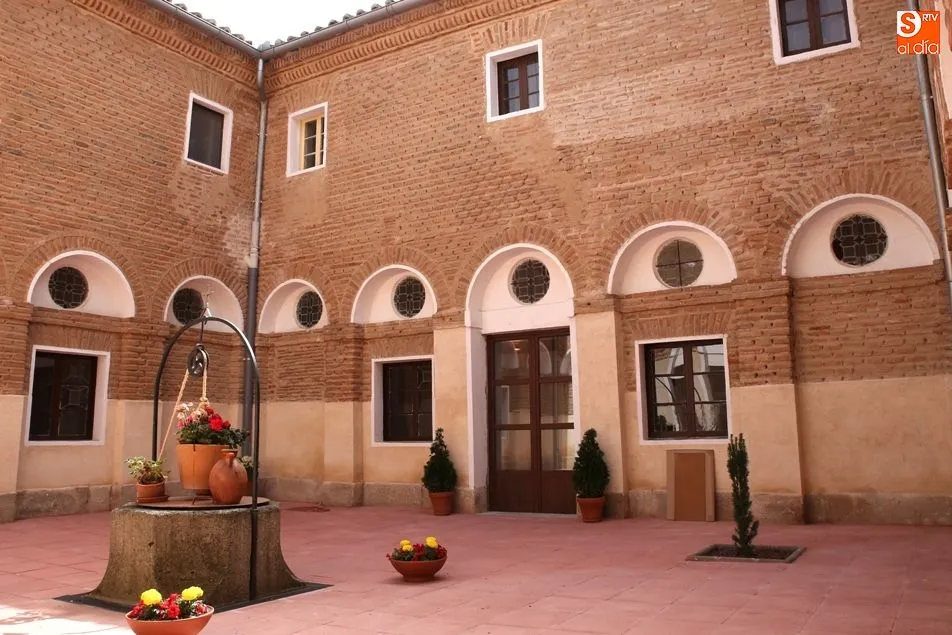 Patio exterior del claustro del siglo XVII