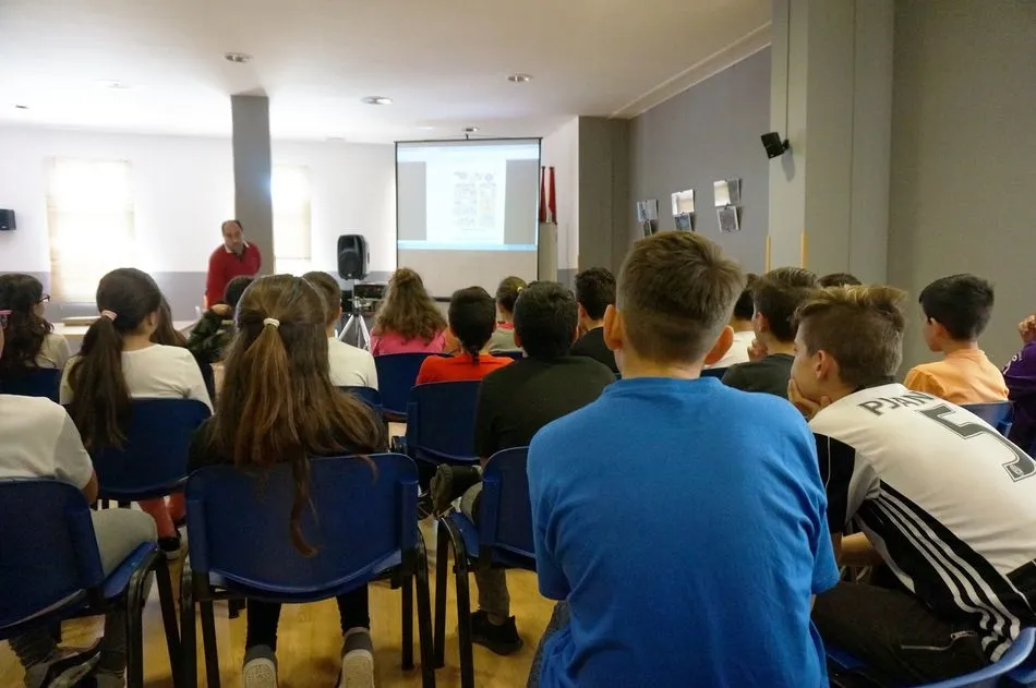 Foto 6 - Alumnos de 6&ordm; de Primaria participan en la actividad &lsquo;La biblioteca se mueve contigo&rsquo;  