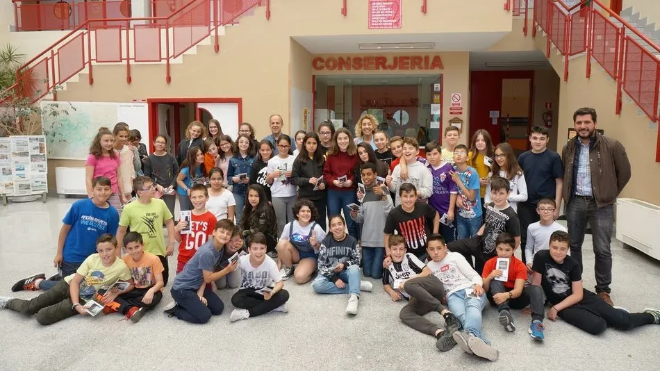 Alumnos y tutores del CEIP Villares de la Reina conocen la biblioteca