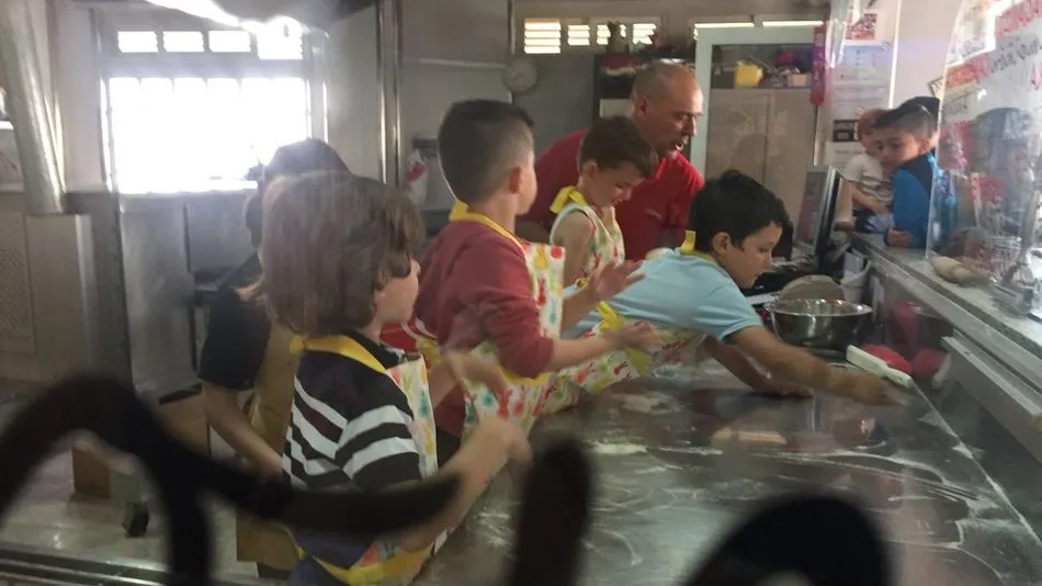 Foto 2 - Los escolares demuestran su potencial cocinero en un taller de pizzer&iacute;a  