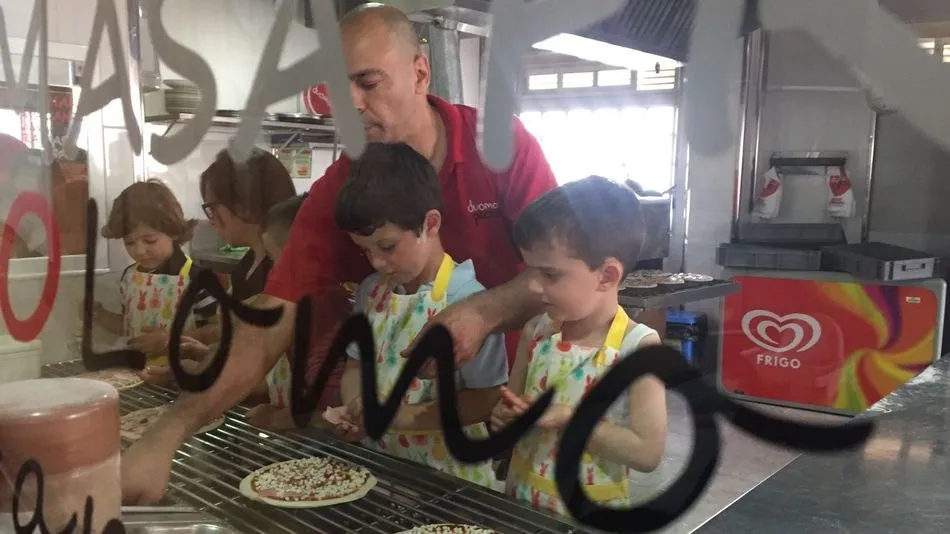 Los escolares demuestran su potencial cocinero en un taller de pizzería  
